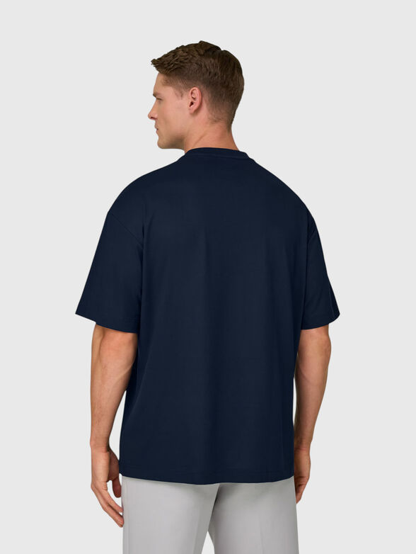 Oversized T-shirt with a round neckline - 3