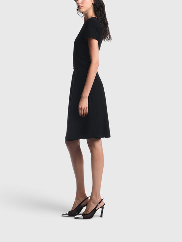 Short-sleeved dress with a waist accent - 3