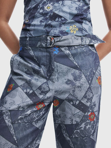 Pants with contrast print - 3