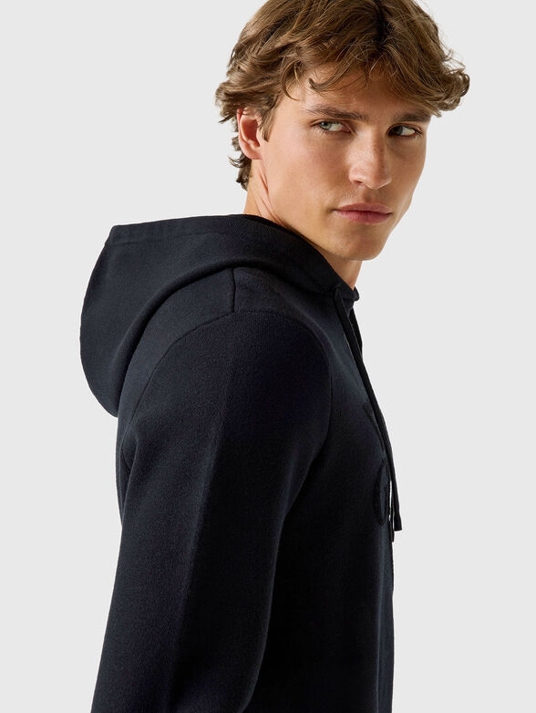 Hooded sweater with embossed logo - 4