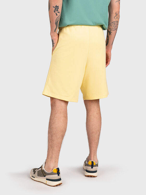 Къси панталони BAIERN в жълт цвят - 2