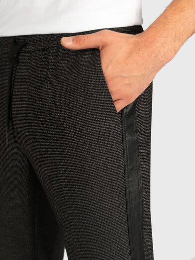 Trousers with faux leather sidebands - 3