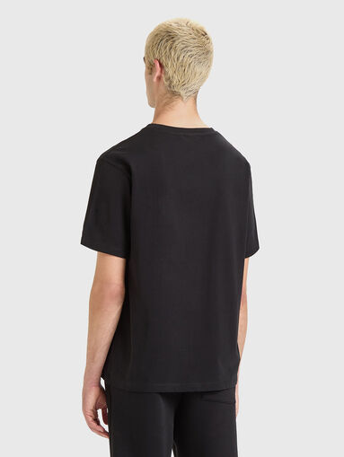 Unisex T-shirt with an accent logo print - 3