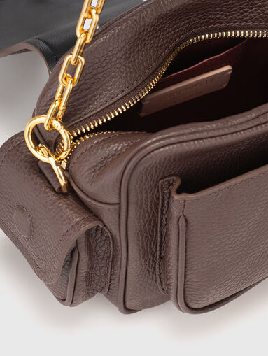 Leather crossbody bag with gold details - 5