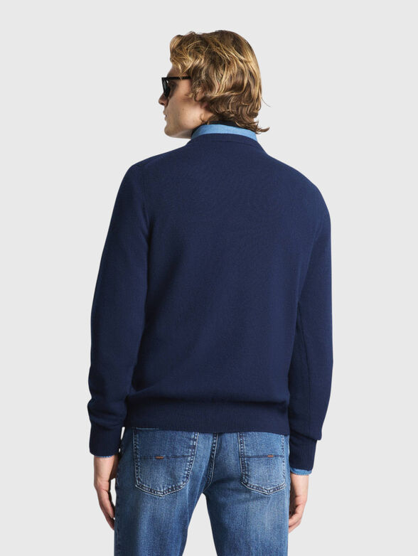 Cashmere sweater with an oval neckline - 3