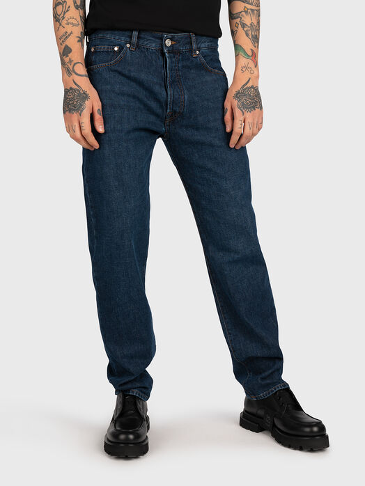 Blue jeans with five pockets
