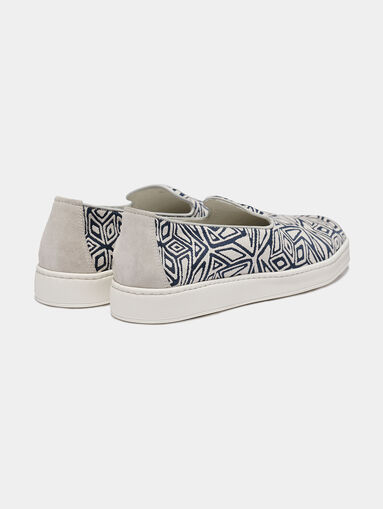 Slip on shoes with contrasting prin - 3