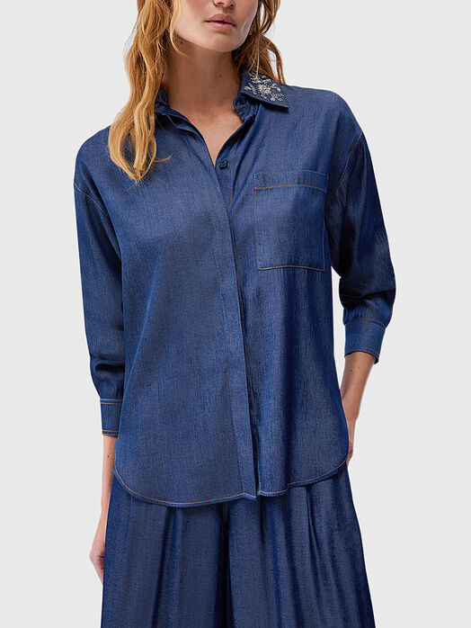 Shirt with detachable collar and floral embroidery