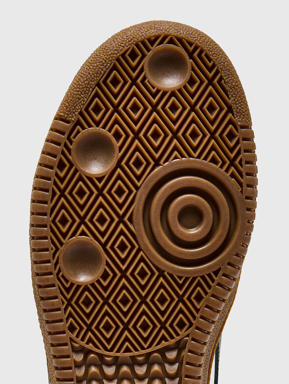 Sports shoes with contrasting logo - 5