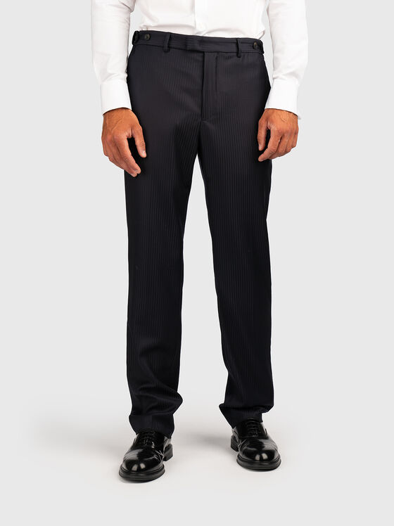 Straight trousers with pockets - 1