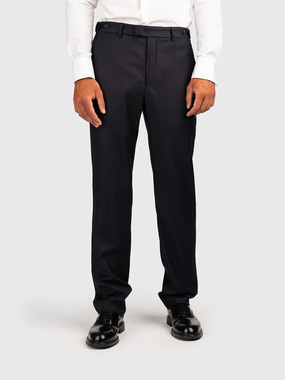 Straight trousers with pockets - 1