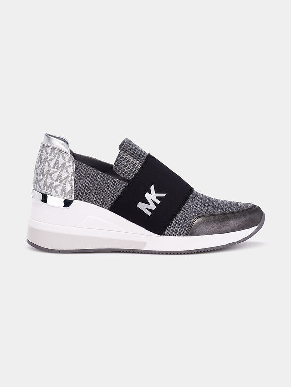 Sports shoes with logo - 1