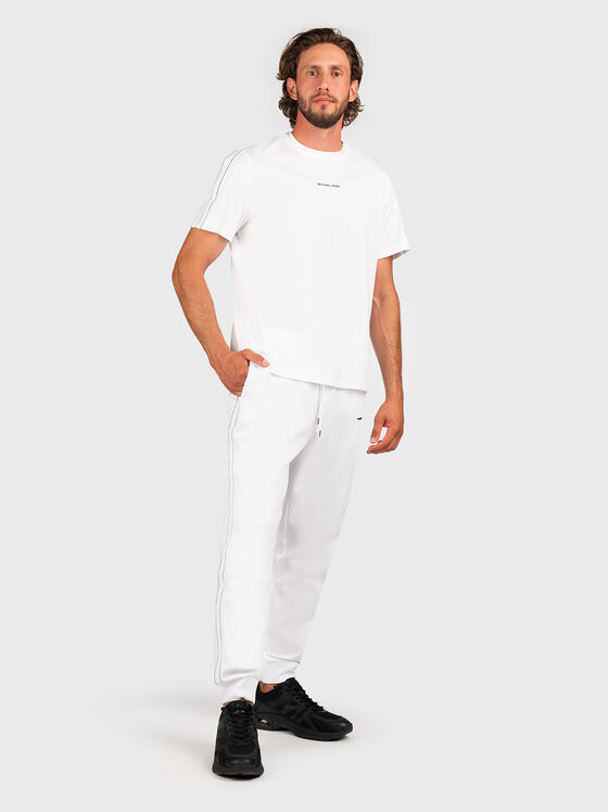 Бяла памучна тениска с лого детайли - 2