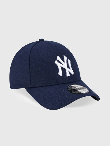 Dark blue hat with visor and contrasting logo - 2