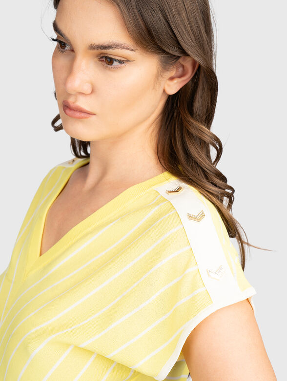 Short-sleeved sweater with V-neck - 4