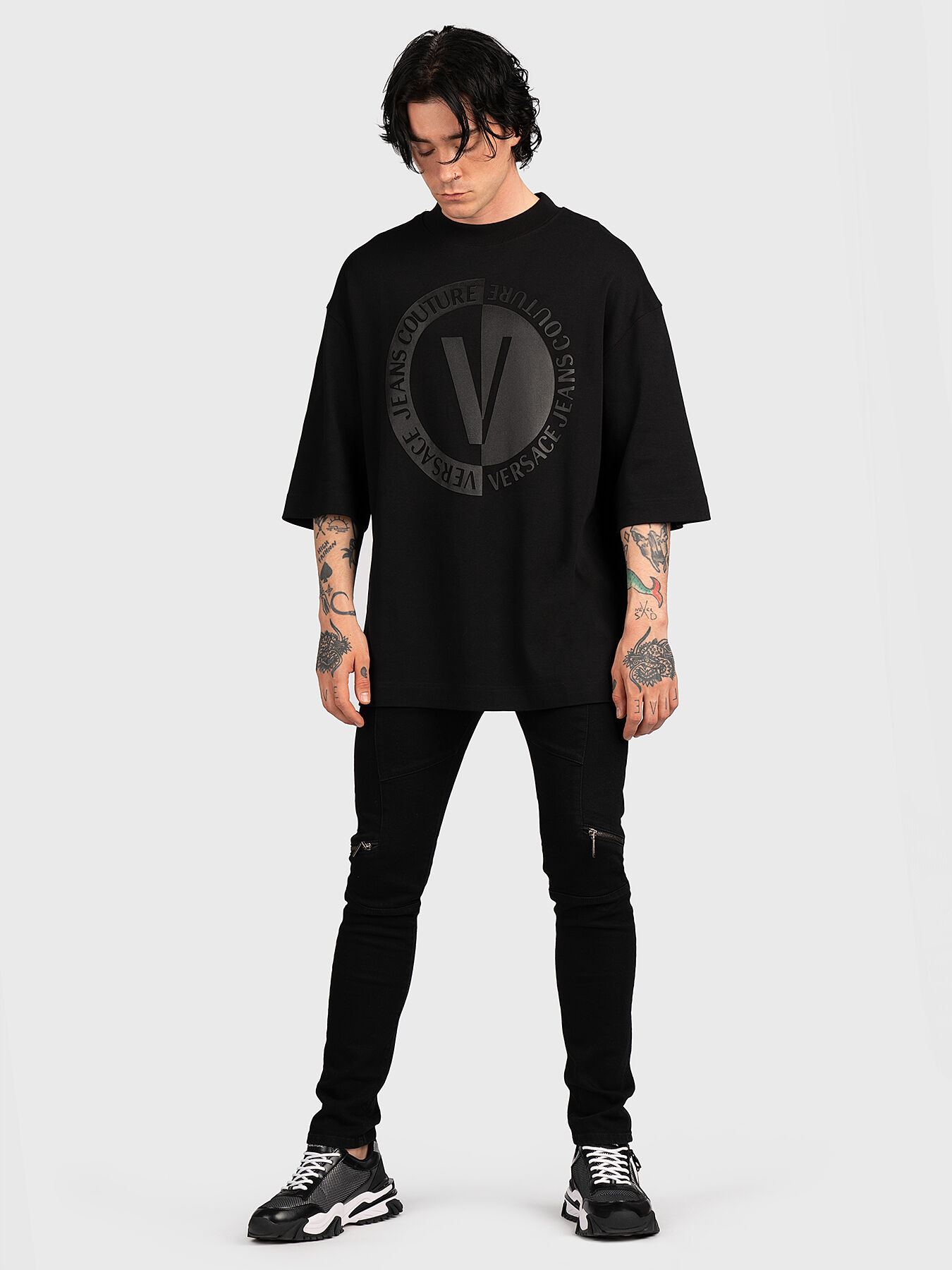 Tシャツ・カットソー VERSACE JEANS SS25 (78GAGT04 CJ01T727) Oversized T-shirt with logo print brand VERSACE JEANS