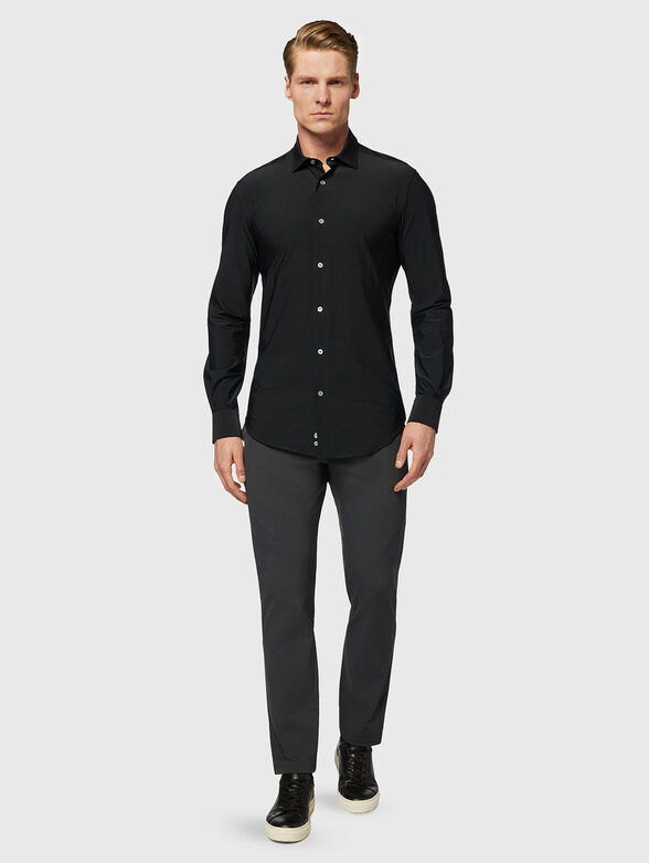 Shirt with contrasting buttons - 2