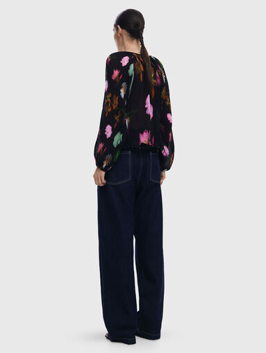 Blouse with long sleeves and buttons - 3