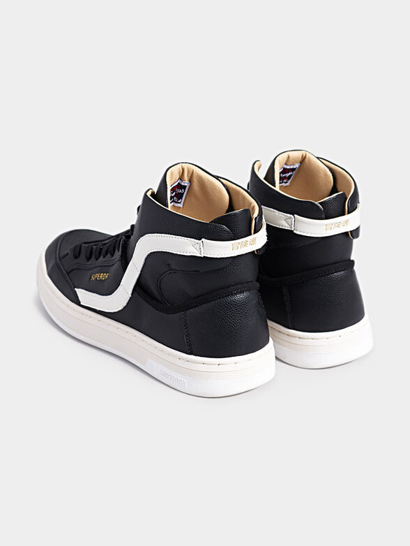 Sports shoes with contrasting stripe - 2