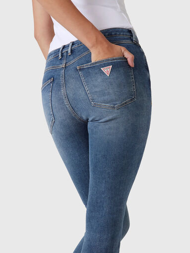 Jeans in blue color with logo patch - 3