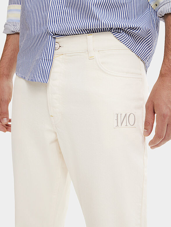 White jeans with contrasting embroidery - 3