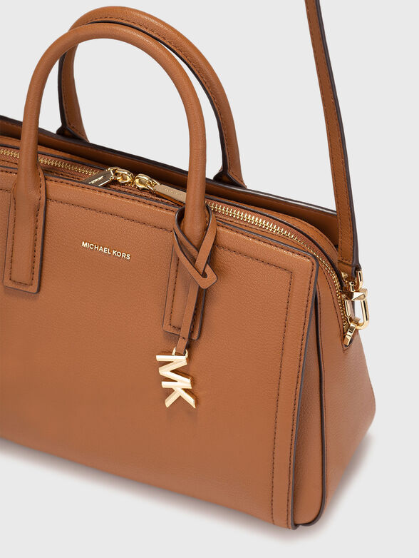 Leather bag with golden logo detail  - 5