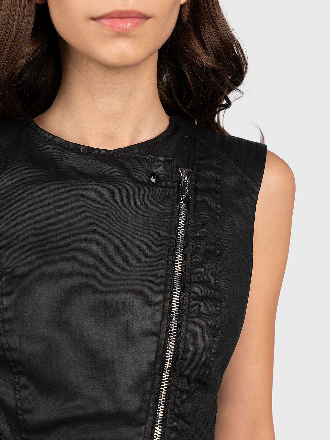 Black dress with a zip brand GUESS — Globalbrandsstore.com/en