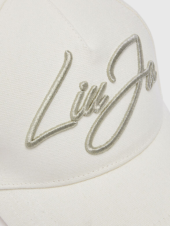Cap with an embroidered logo - 4