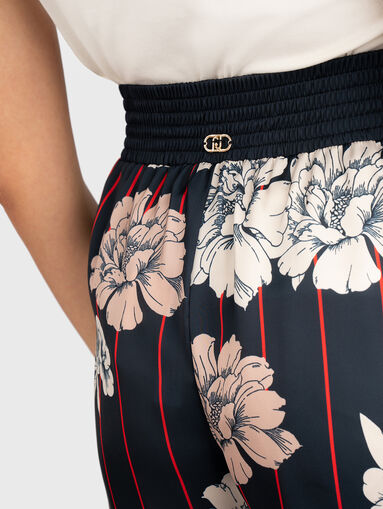 High waisted shorts with floral print - 3