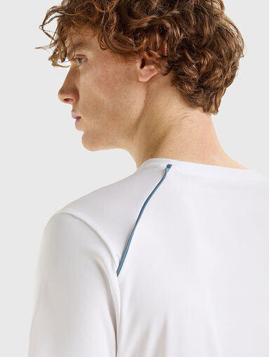 Blue T-shirt with contrasting elements - 4