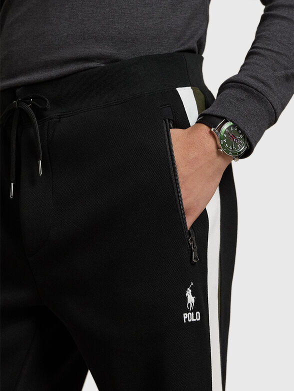 Sports pants with contrasting stripes - 3