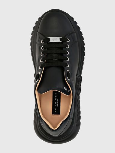 Black sports shoes with metal logo detail - 5