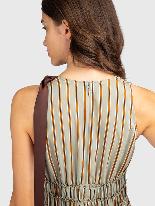 Midi dress with a striped print - 3