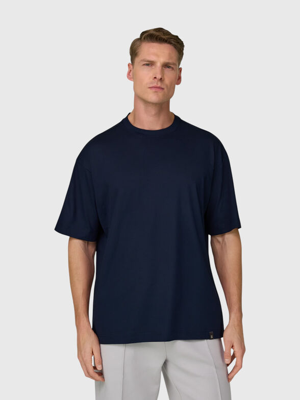 Oversized T-shirt with a round neckline - 1