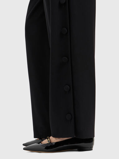 Trousers with high waist and buttons - 3
