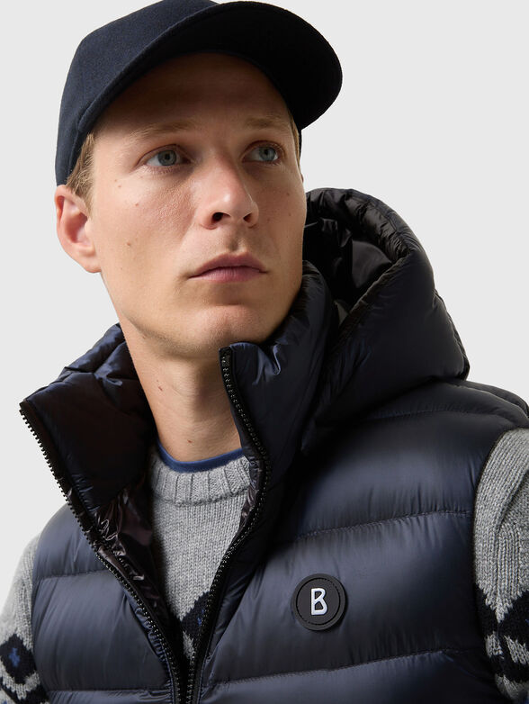 HOLGER vest with removable hood and logo - 4