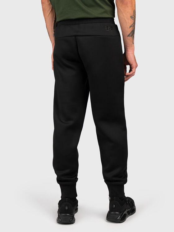 Черен спортен панталон с лого  - 2
