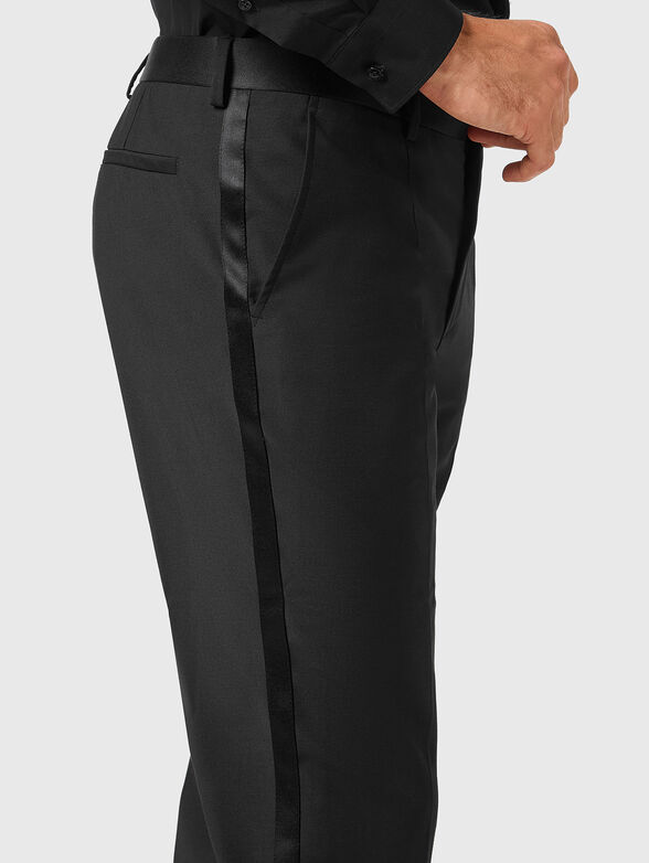 Elegant trousers with contrast stripe - 3