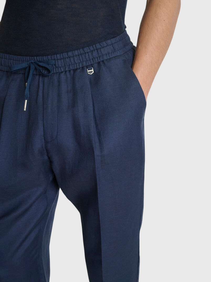 Trousers with a mini logo detail - 3