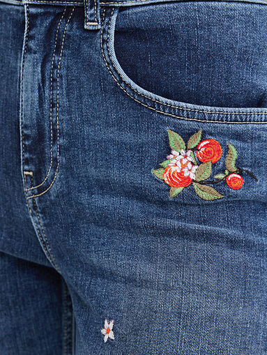 Blue jeans with floral motifs - 3