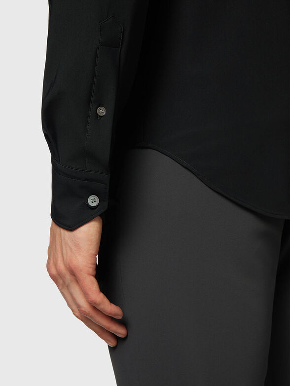 Shirt with contrasting buttons - 4