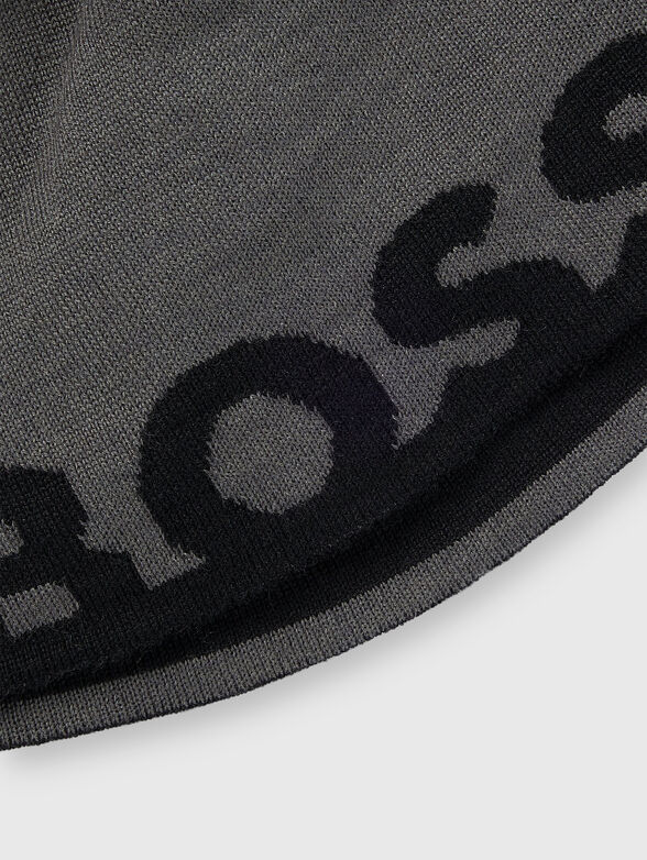 Grey knitted hat with logo accent - 4