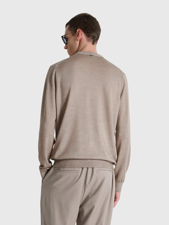Long-sleeved wool sweater - 3