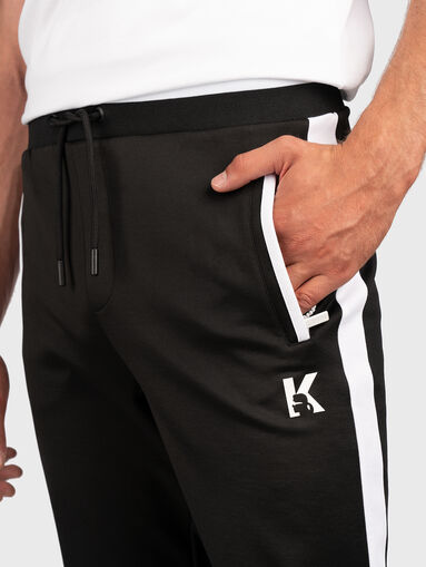 Sports pants with contrasting details - 4