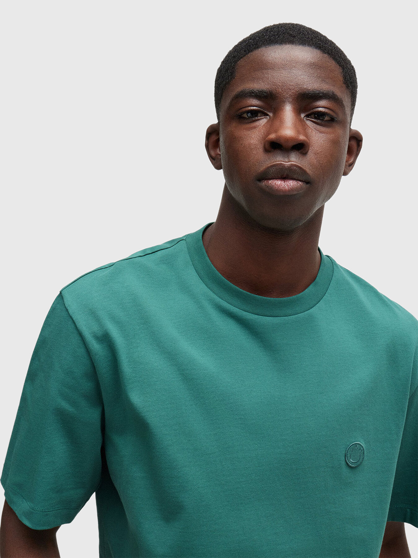 HUGO Niley HAPPY Blue ロゴパッチ 半袖 Tシャツ 関＊送込 NILEY cotton T-shirt brand HUGO BLUE — Globalbrandsstore.com/en