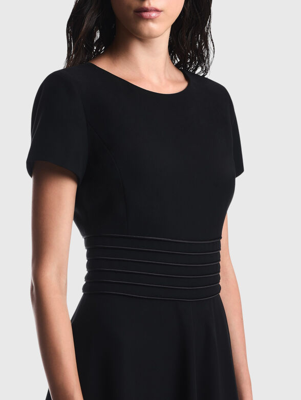Short-sleeved dress with a waist accent - 4