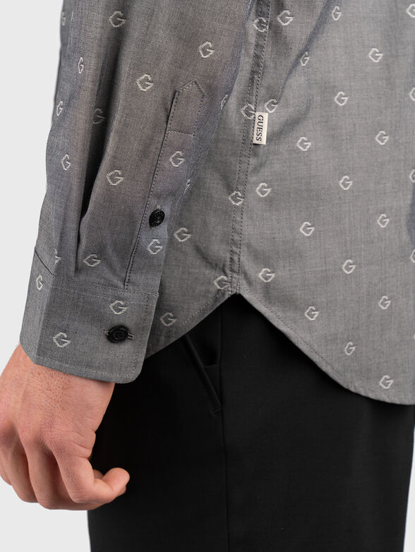 Grey shirt with monogram logo pattern - 4