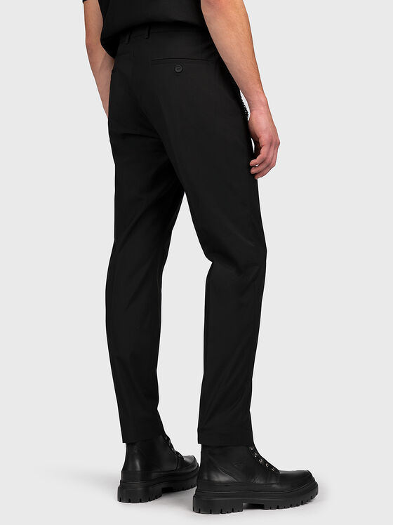 Черен панталон с декоративна верига - 2