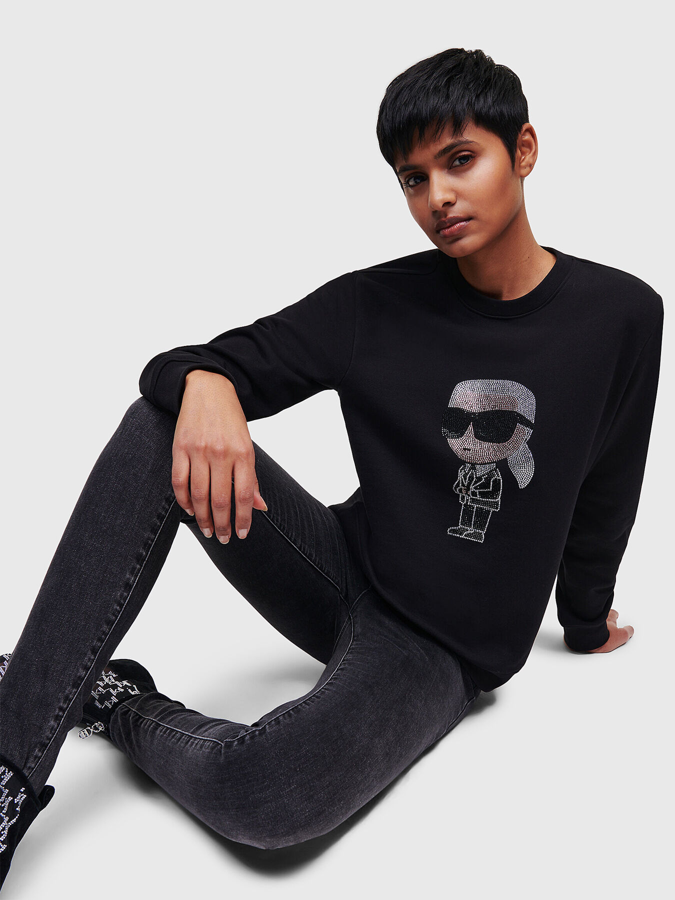 KARL LAGERFELD K Ikonik ヒル アンクル フツ KL39060 000 IKONIK 2.0 KARL sweatshirt with applied rhinestones brand