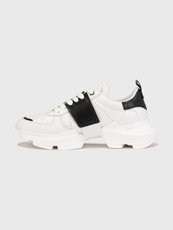 Sports shoes with contrasting elements - 4